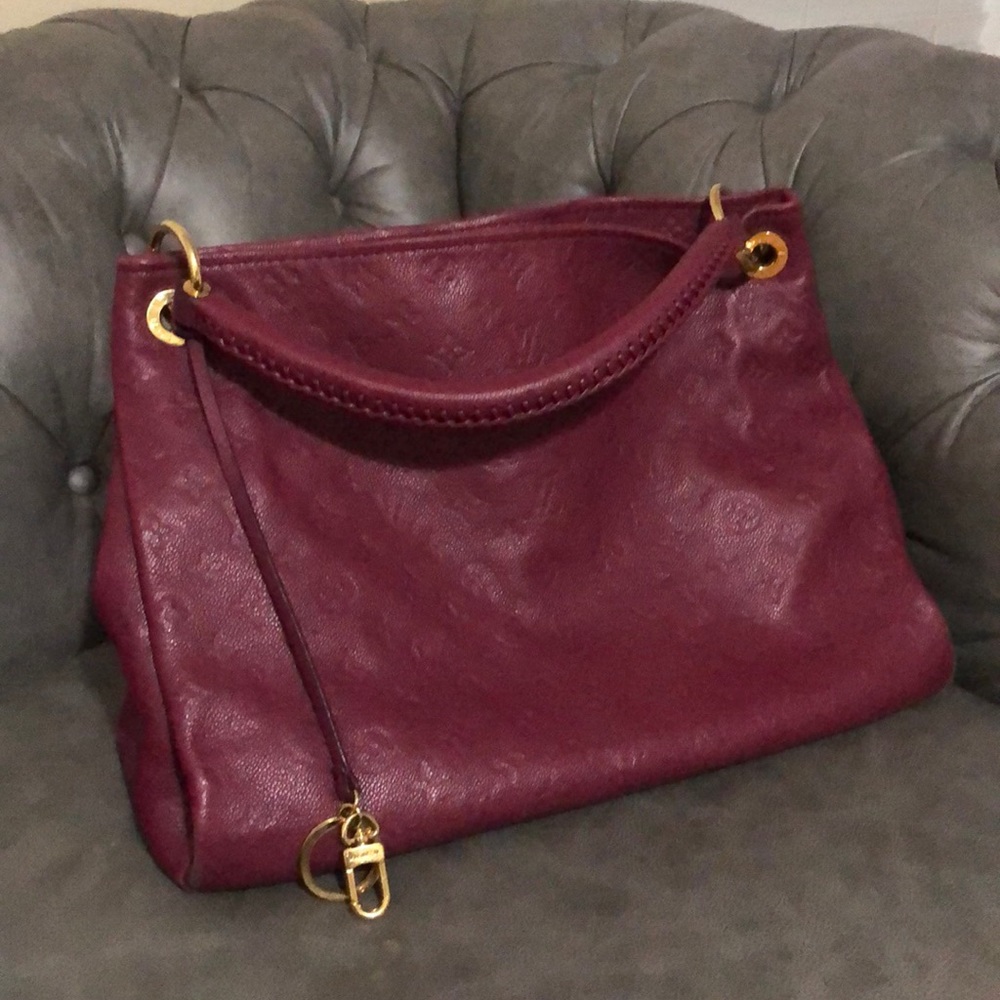 Large Louis Vuitton purse